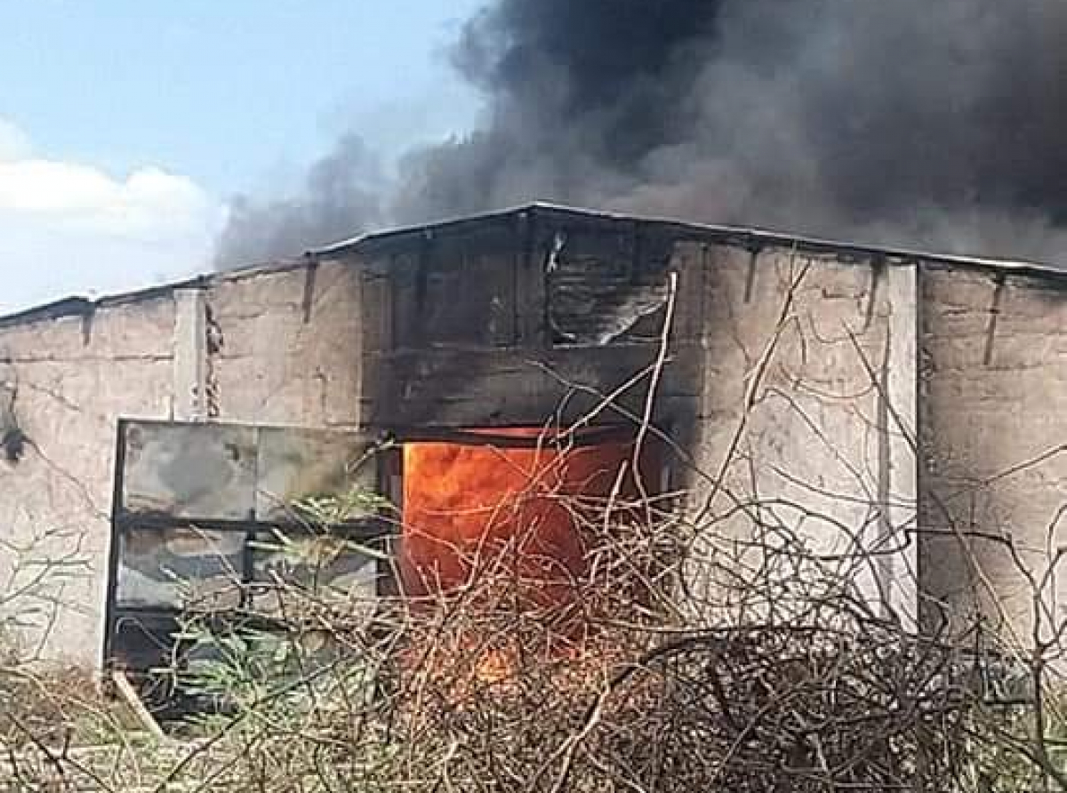 Incendio consume bodega sobre la carretera de Etchojoa-Huatabampo