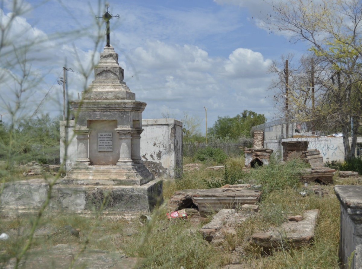 Cementerio histórico en ruinas, una riqueza cultural en el olvido
