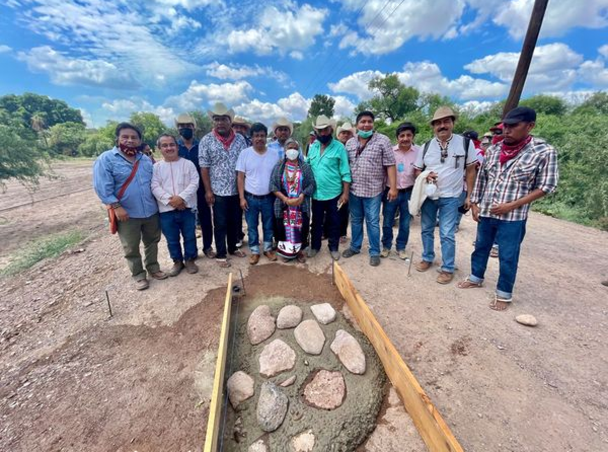 En Sonora, pueblo Yaqui inicia pavimentación de 5.1 km de camino rural