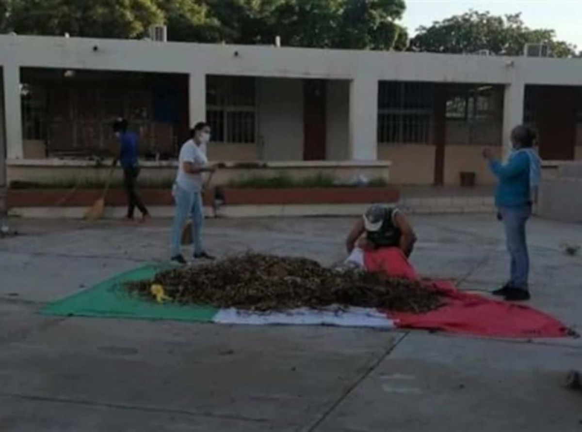 Usan la bandera como recogedor en primaria en Sinaloa