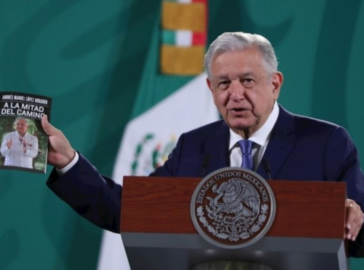 Conoce "A la mitad del camino", el nuevo libro de López Obrador 