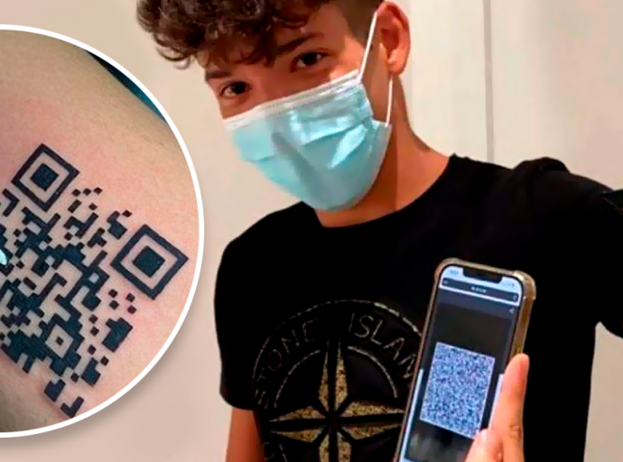 Joven se tatúa código QR de vacunación contra Covid-19