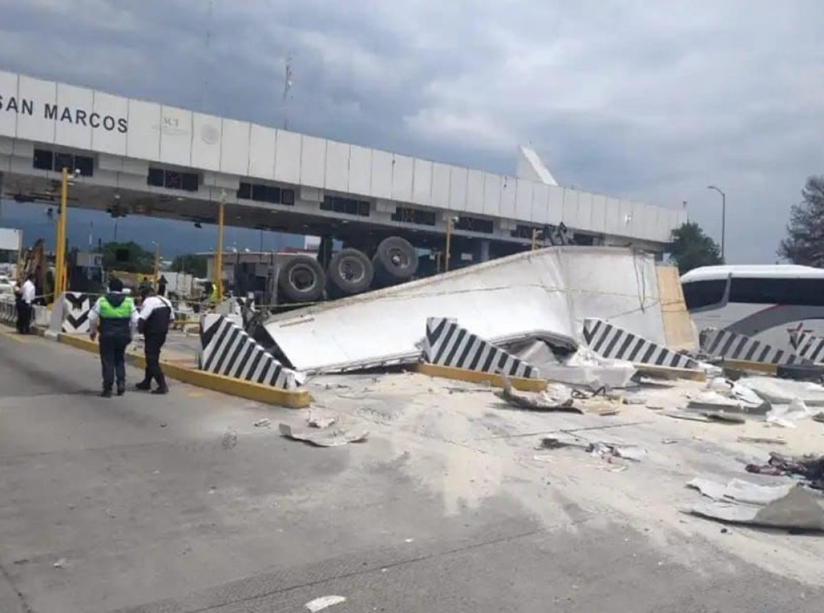Trailer se impacta contra caseta de cobro en la autopista México-Puebla