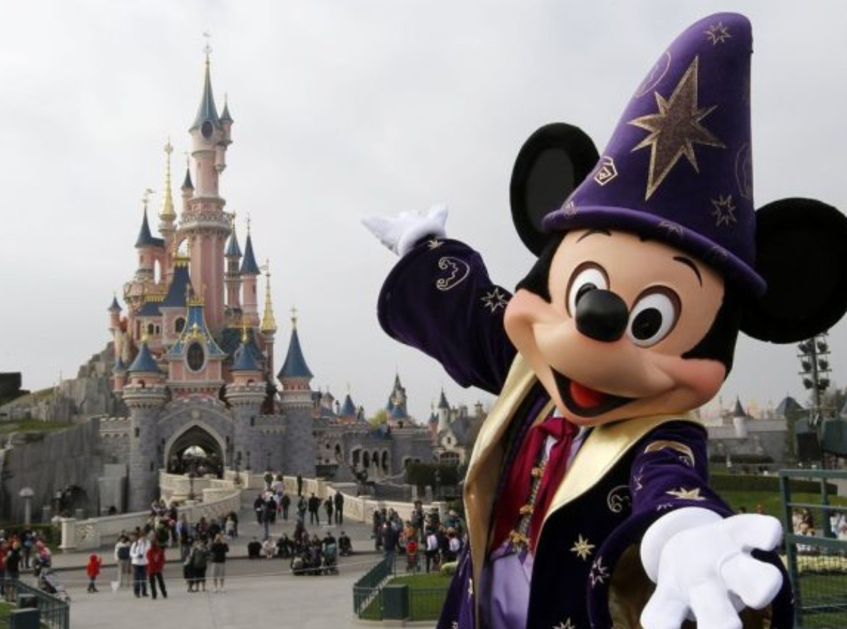 'Corren' a mujer de parque Disney por acosar a miembro del cast