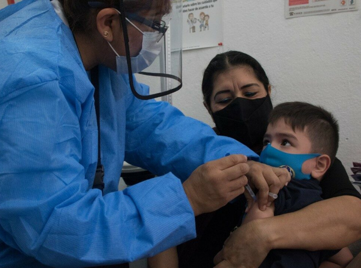 Juez ordena vacunación de menores de 18 años contra Covid-19