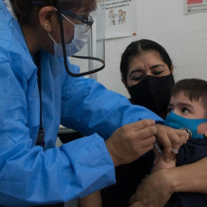 Juez ordena vacunación de menores de 18 años contra Covid-19