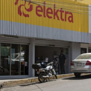 Salinas Pliego felicita a mujer por embargar tienda Elektra, ahora no le ganan ni una discusión