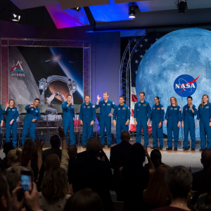 NASA presenta a astronautas que irán a la Luna