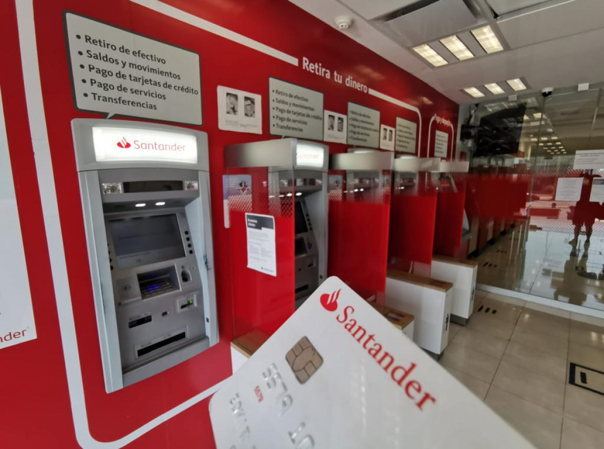 Santander deposita más de 3 mil 500 MDP por error a clientes en Navidad