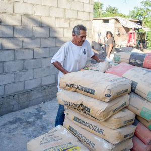 “Una bendición la ayuda del presidente Mayito”, asegura beneficiaría de vivienda