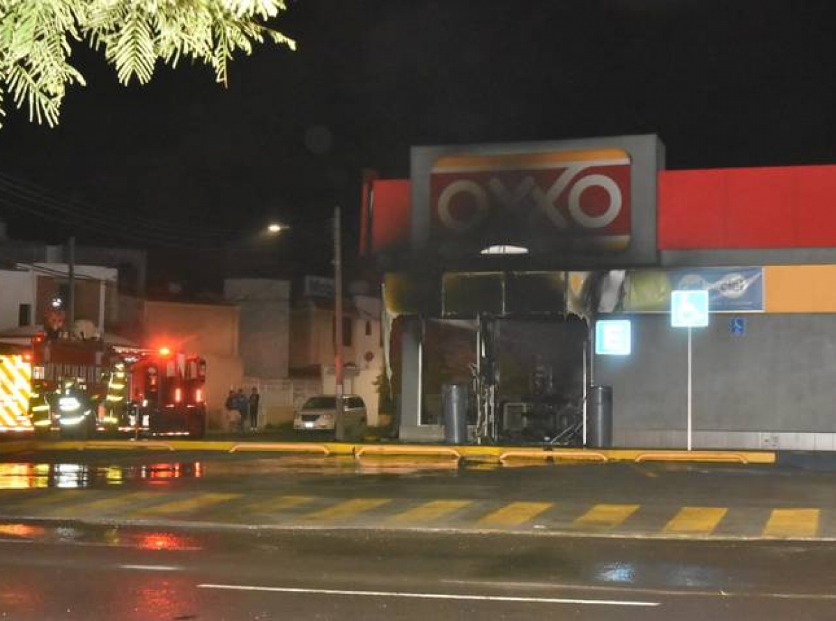 Criminales incendian Oxxos y farmacias en Irapuato y Celaya