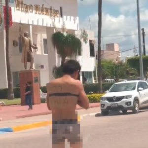 Sujeto es obligado a correr semidesnudo por las calles