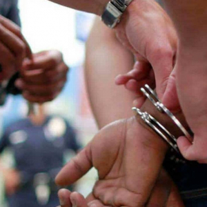 Policía es detenido por supuesta violación a mujer retenida en barandilla