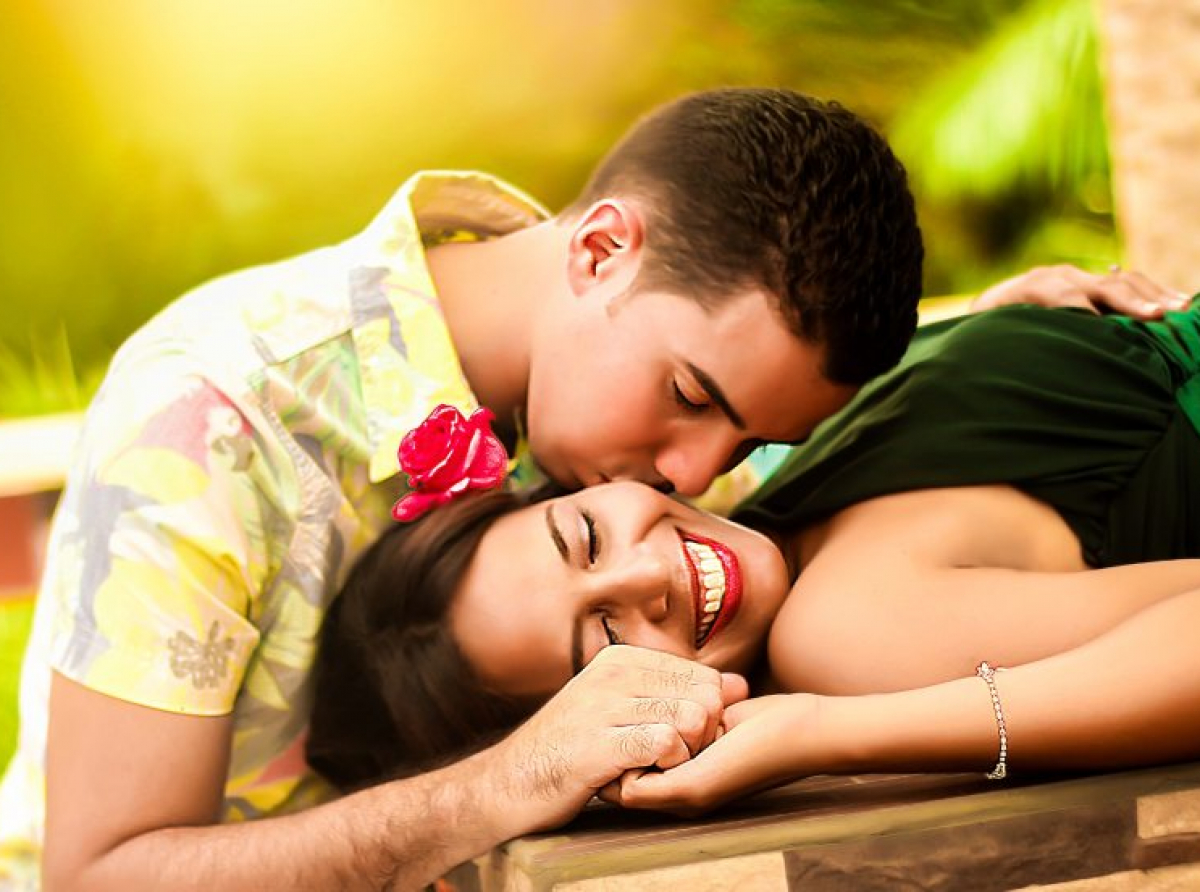 Harvard asegura que sí puedes comprar la felicidad en pareja